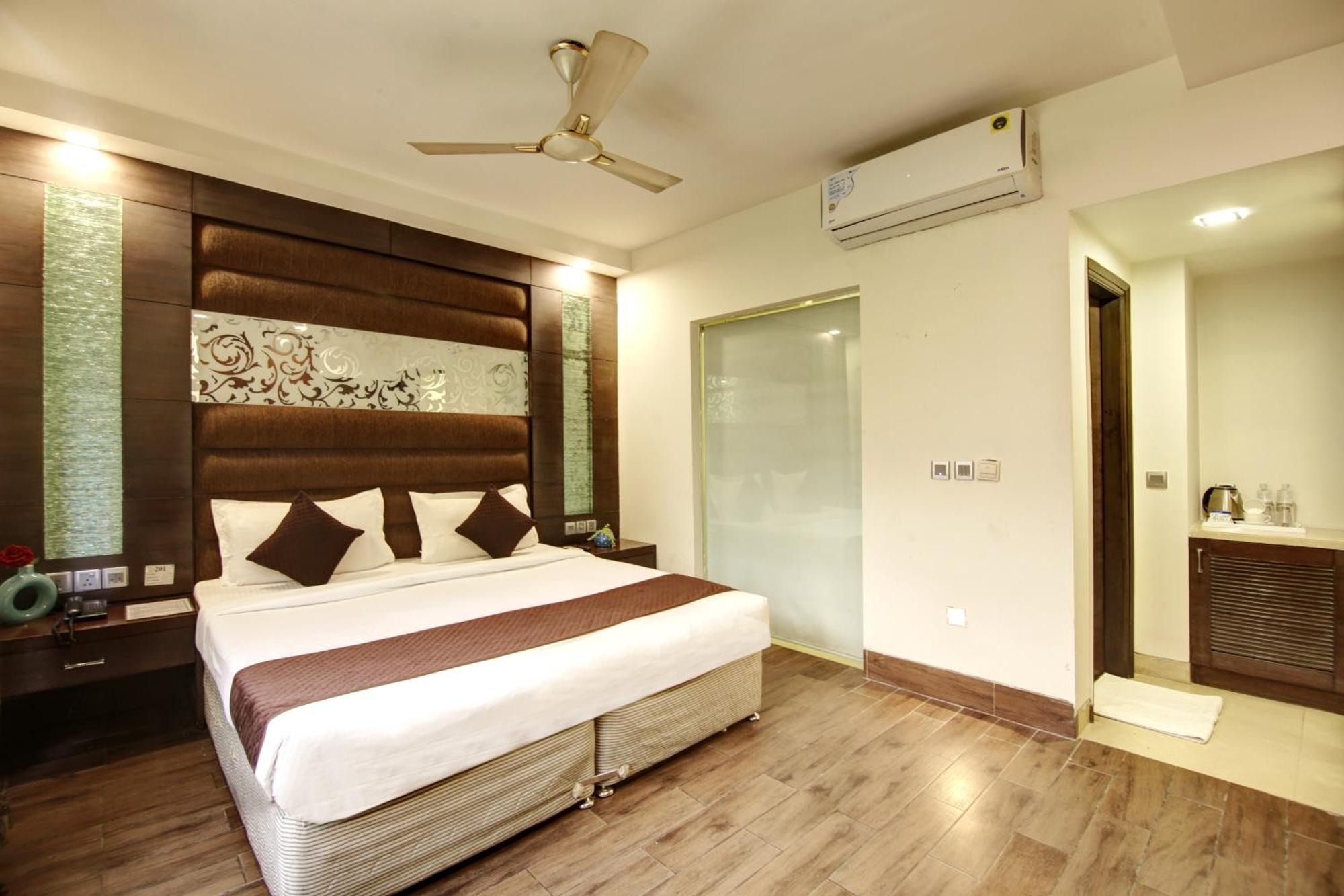 Hotel Good Times Near Ganga Ram Hospital And Karol Bagh Metro Delhi  Extérieur photo