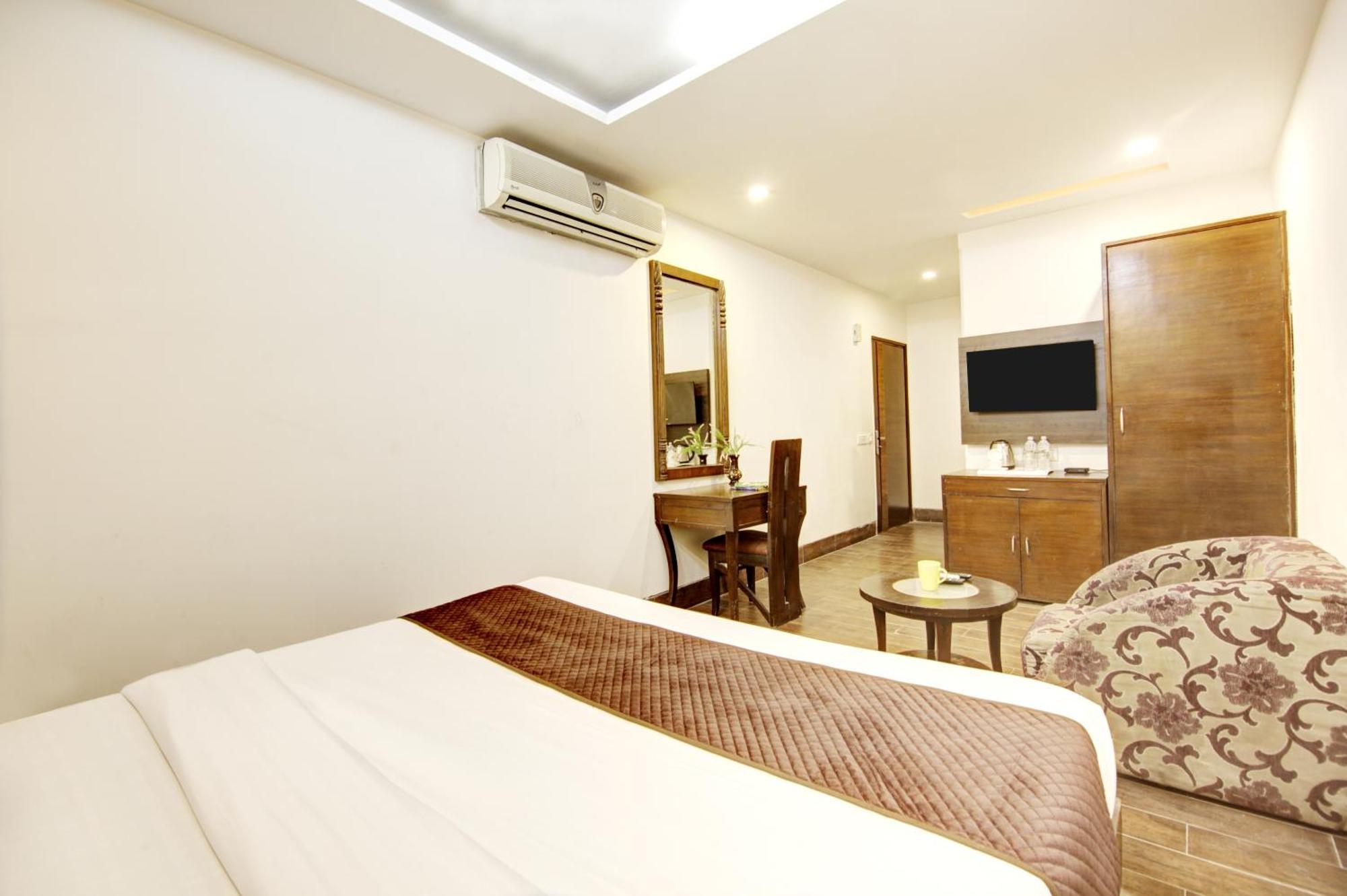 Hotel Good Times Near Ganga Ram Hospital And Karol Bagh Metro Delhi  Extérieur photo