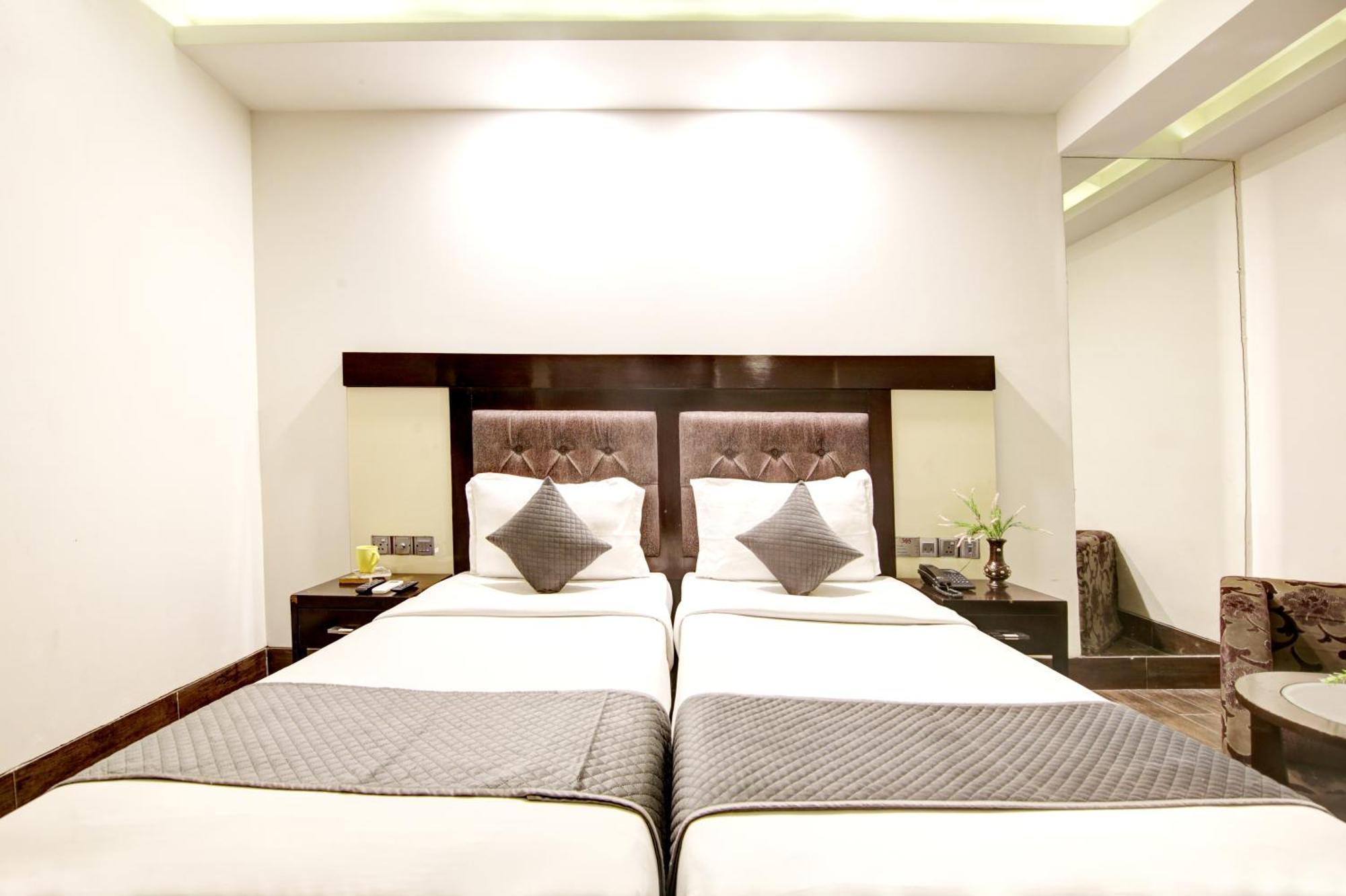Hotel Good Times Near Ganga Ram Hospital And Karol Bagh Metro Delhi  Extérieur photo